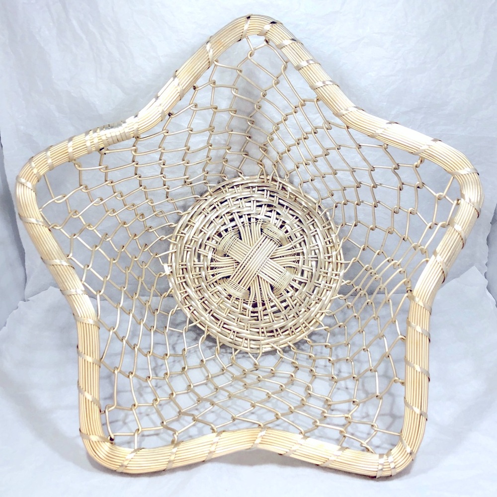 12” GOLD-TONE WOVEN WIRED STAR SHAPED BASKET